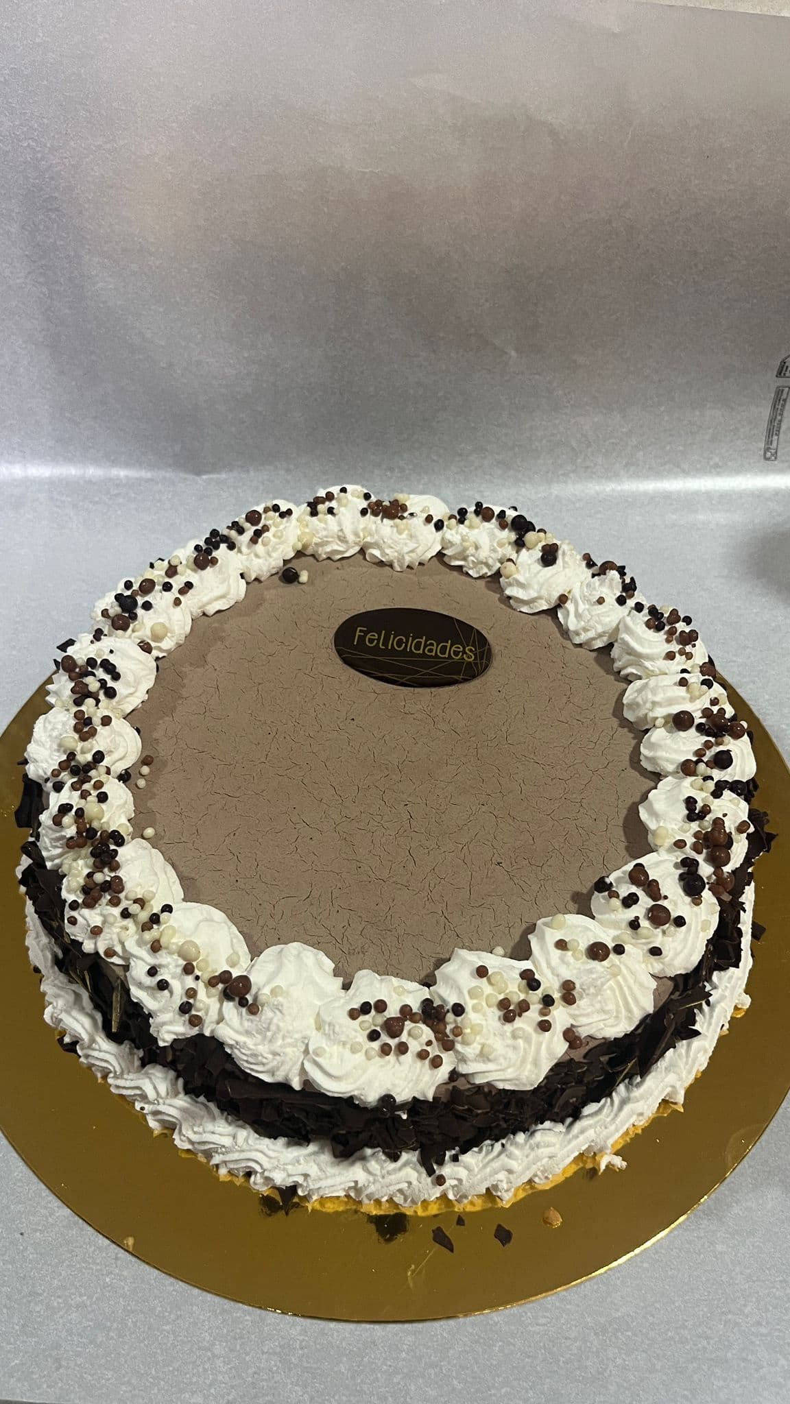 Pastís d’aniversari de xocolate i nata amb placa «Felicitats», Forn Rial
